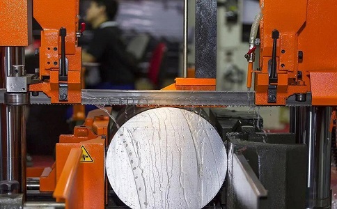 德兴立式金属带锯床切削出现跑带故障解决方法！